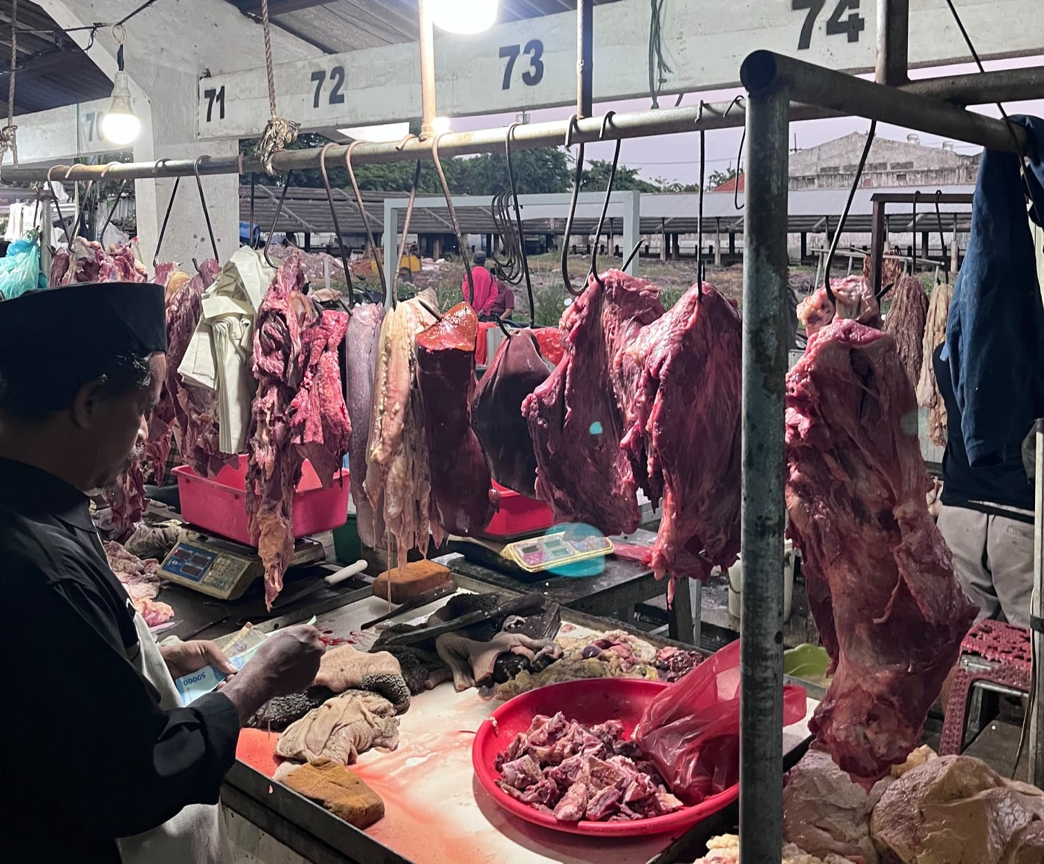 Monitoring RPH Surabaya: Penjualan Daging Pasar Arimbi Menurun karena Harga Relatif Tinggi