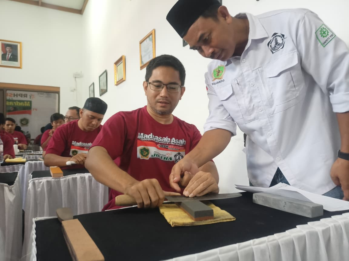 Lewat Madrasah Asah, RPH Surabaya Bekali Peserta Teknik Asah Bilah Sesuai Syariat